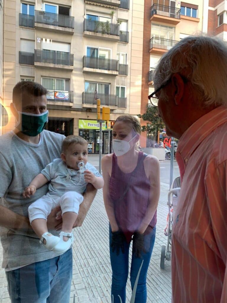 Abuelo recibe la visita de su nieto