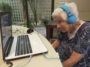 mujer mayor hace videoconferencia