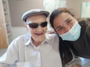 hombre mayor con gafas de sol sonriendo
