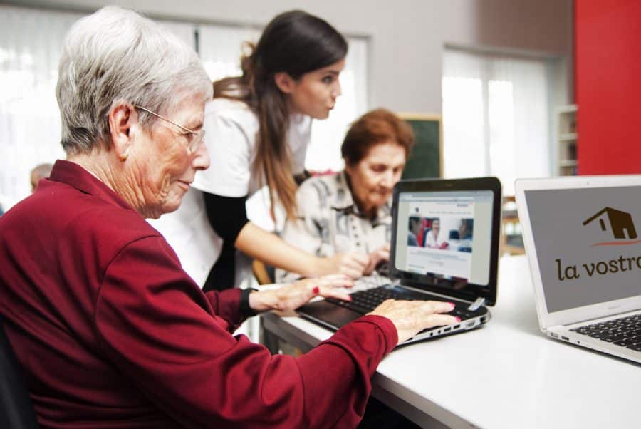 mujer mayor con ordenador portatil