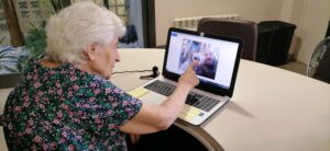 mujer habla con familiares con videoconferencia