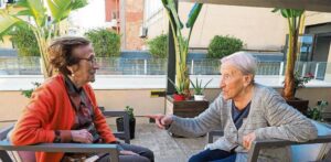 dos mujeres hablando en la residencia