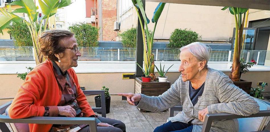 dos mujeres hablando en la residencia