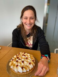 mujer sonriendo con una tarta