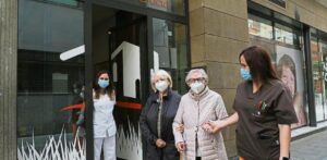 mujeres mayores saliendo de su residencia