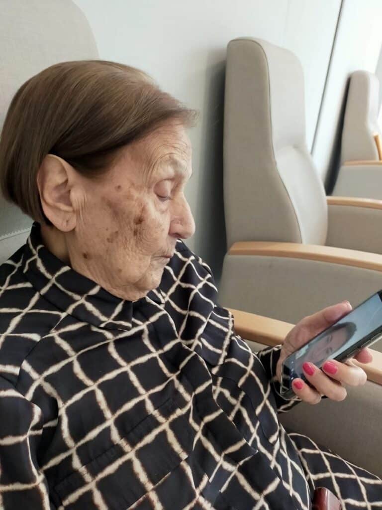 mujer mayor haciendo una videollamada con un familiar