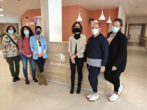 fotografia de la visita del servicio de Gent Gran y del Servicio de atención para la autonomia personal de Terrassa