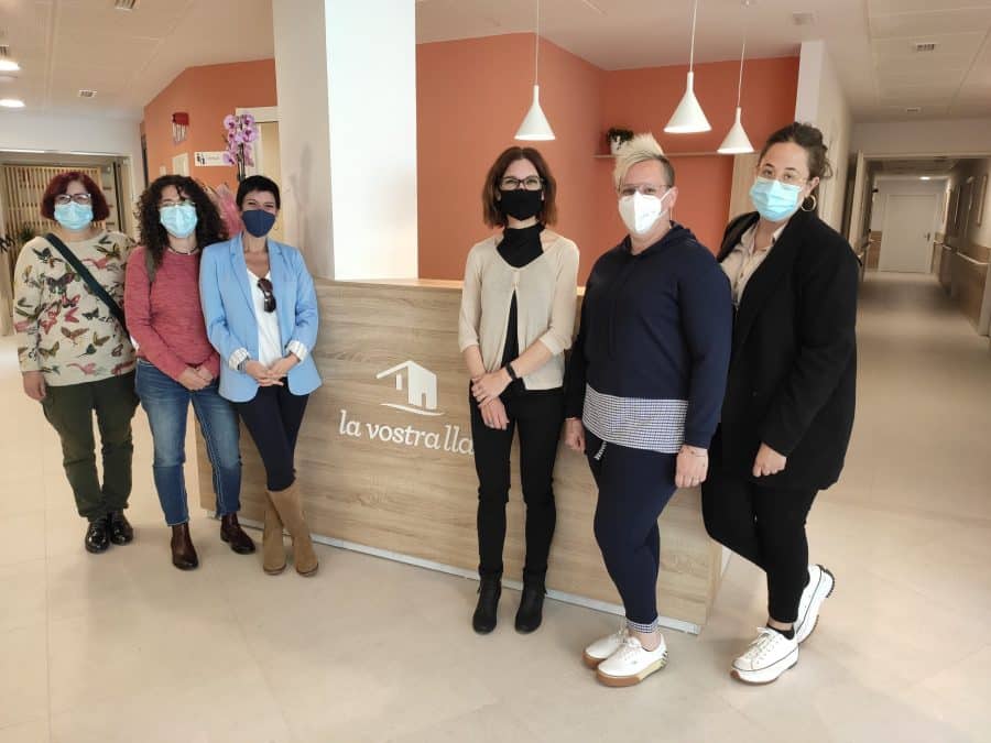 fotografia de la visita del servicio de Gent Gran y del Servicio de atención para la autonomia personal de Terrassa