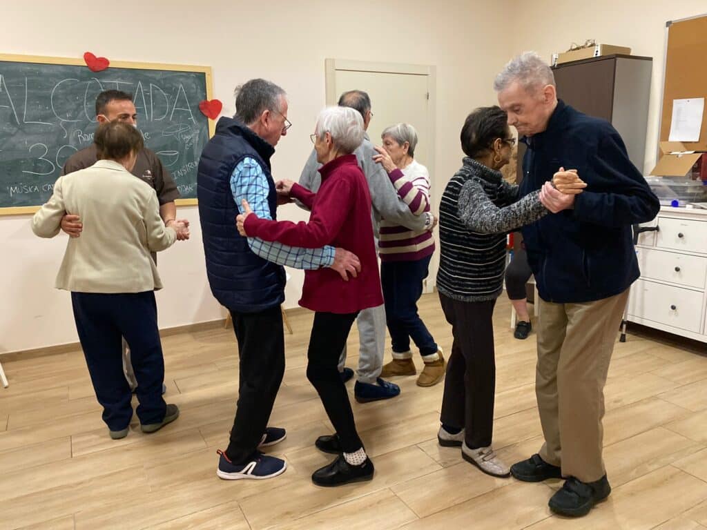 baile en residencia de ancianos